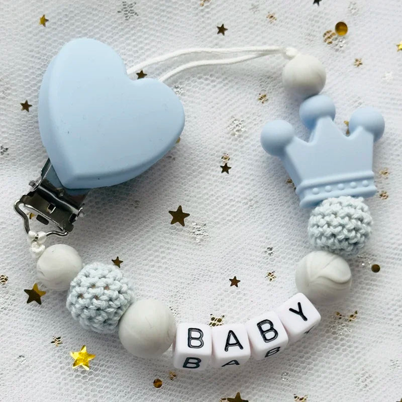 Coffret cadeau bébé 🎁 — Bonnet + Bavoirs + Attache-sucette